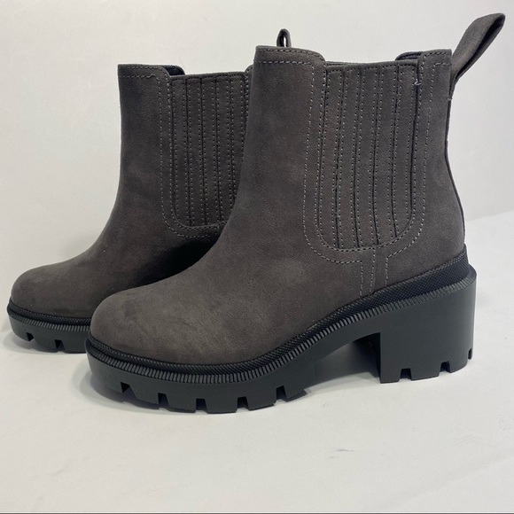 NWT Universal Thread Gray Suede Chunky Heeled Booties Boots 5 Wide - Picture 3 of 5